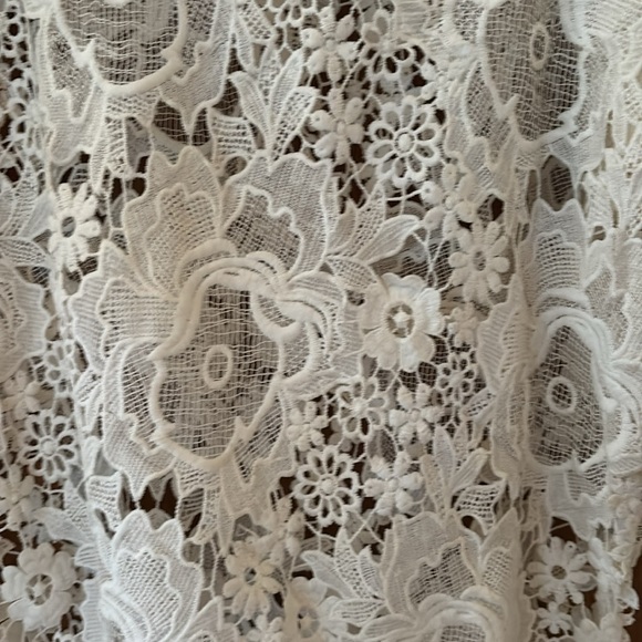 This top is beautiful, never worn. It’s O/S,22 in. across, 22in top to bottom - Picture 2 of 4